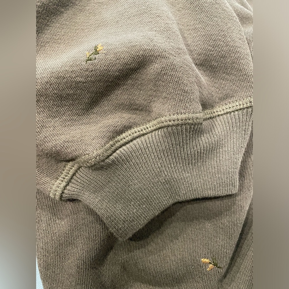 THE GREAT. The Cropped Sweatpants With Tossed Floral Embroidery in Army Sz-3 = L - Picture 9 of 9